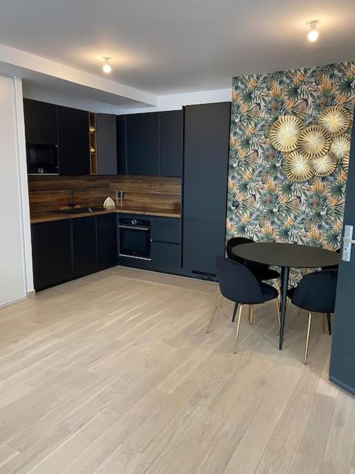 Brand New 1 Bedroom Flat With Parking- 5 Min Paris Pte De Versailles Исси-ле-Мулино Экстерьер фото